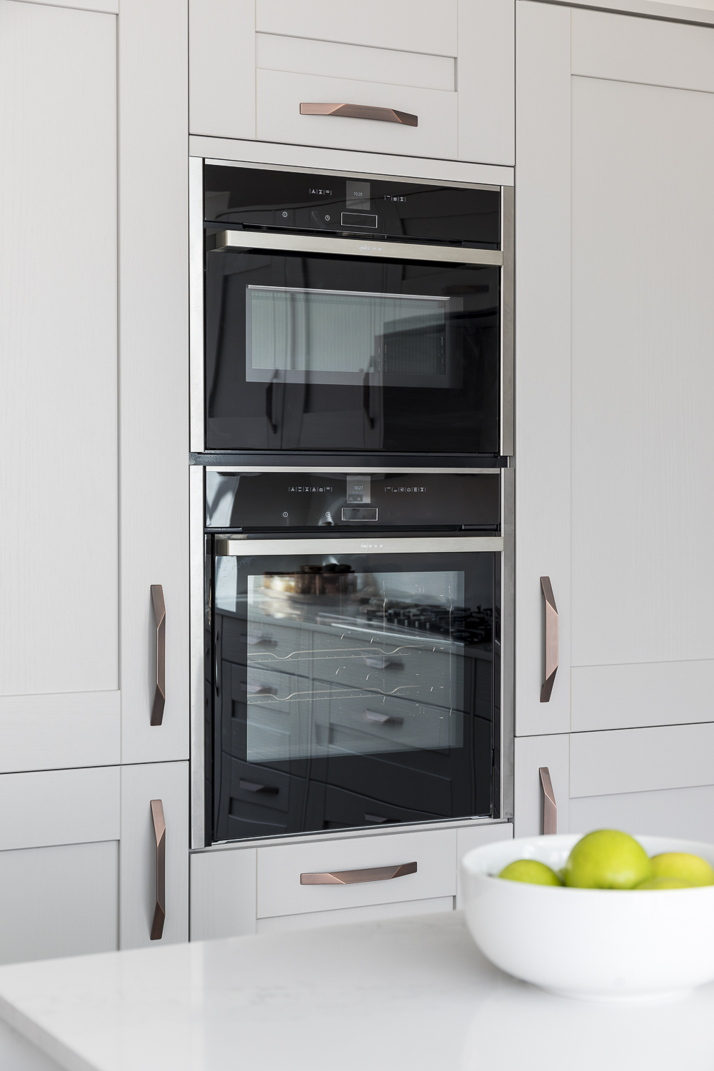 Shaker kitchen with integrated ovens